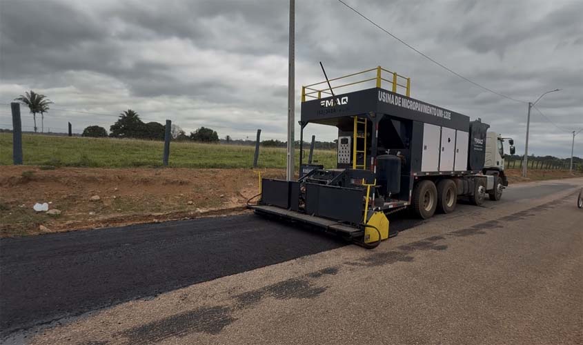 Caminhão de asfalto recuperado agiliza obras nas ruas