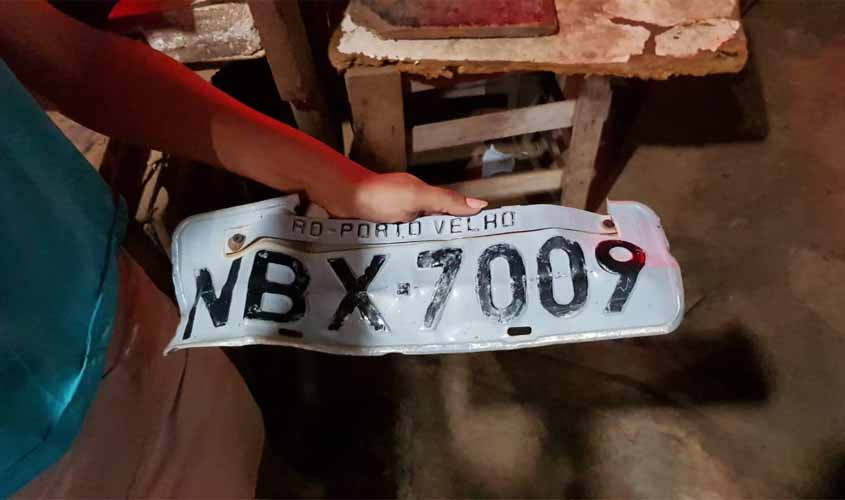 Motorista foge após atropelar casal, mas deixa placa para trás