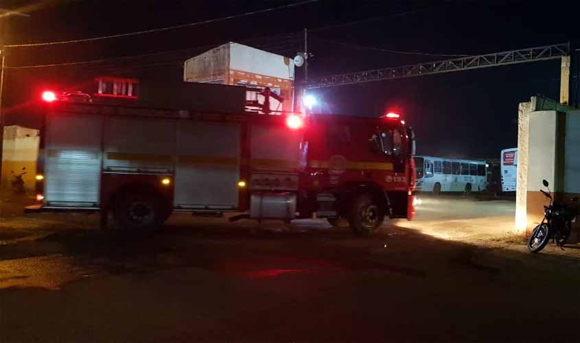 Princípio de incêndio em ônibus dentro de garagem mobiliza Corpo de Bombeiros na capital