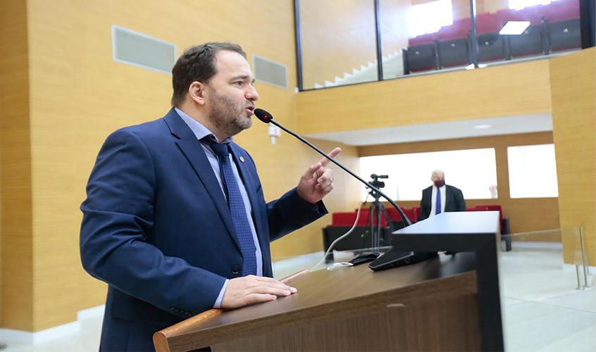 Deputado Alex Redano recebe pedido de socorro da população de Monte Negro para o não fechamento de delegacia