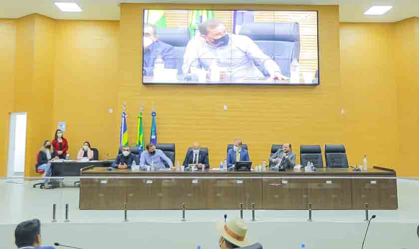 Deputados e prefeitos discutem dívidas de grandes empresas com o Governo do Estado