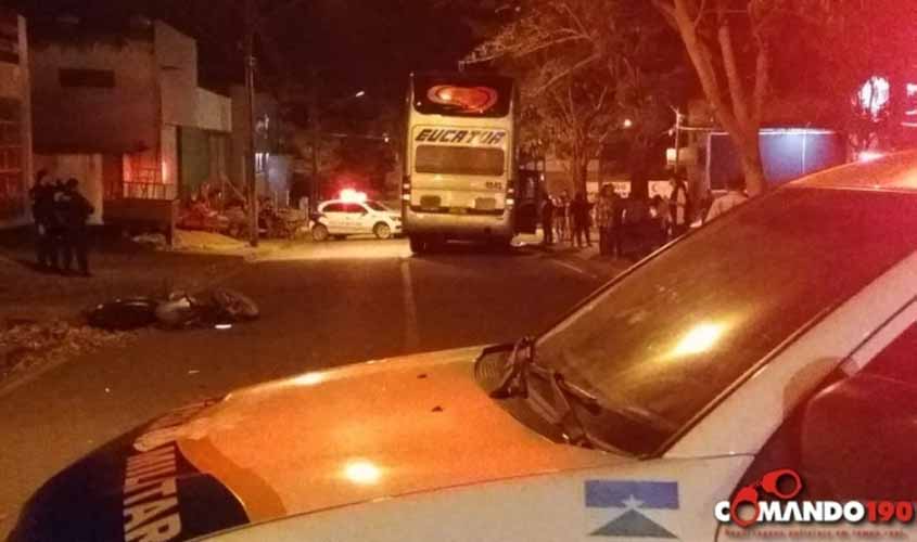 JI-PARANÁ - Jovem de 22 anos morre ao colidir em ônibus