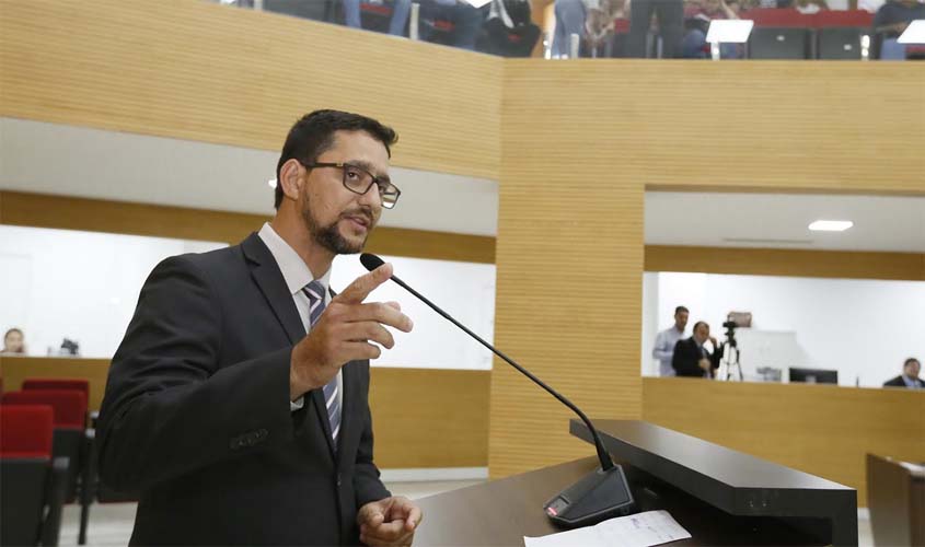 Deputado Anderson questiona risco de vazamento de dados 