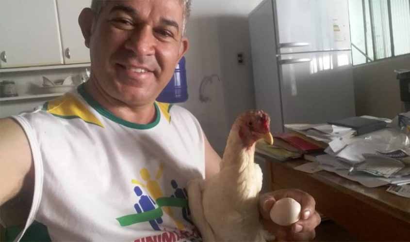 Adversários provocam ex-presidente do PSDB em Vilhena e “presenteiam” dirigente tucano com galinha de granja