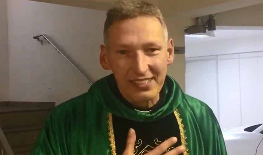 Durante missa, mulher empurra padre Marcelo Rossi do palco em SP