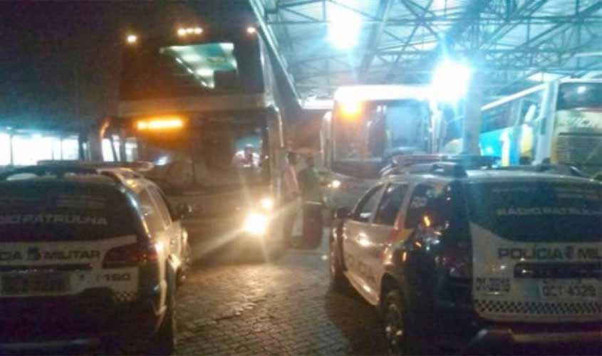 Mulher come coxinha, passa mal e é encontrada morta em ônibus