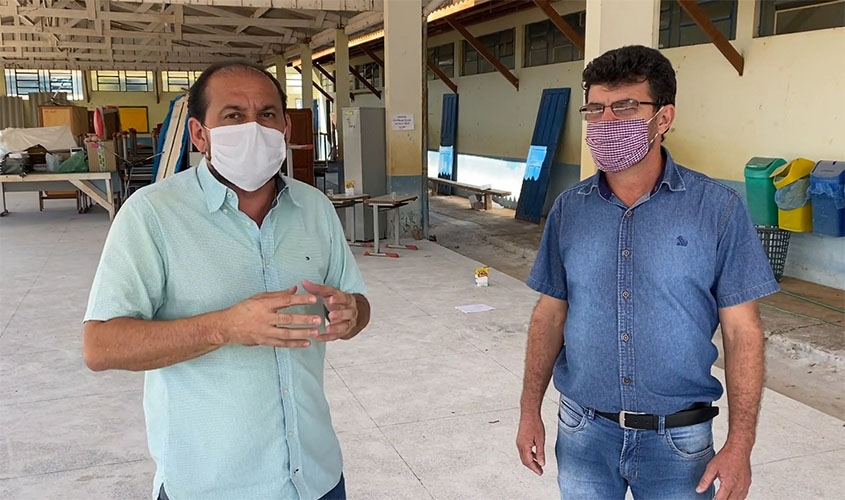 Presidente Laerte Gomes visita obras na Escola Municipal Monteiro Lobato no distrito de Terra Boa