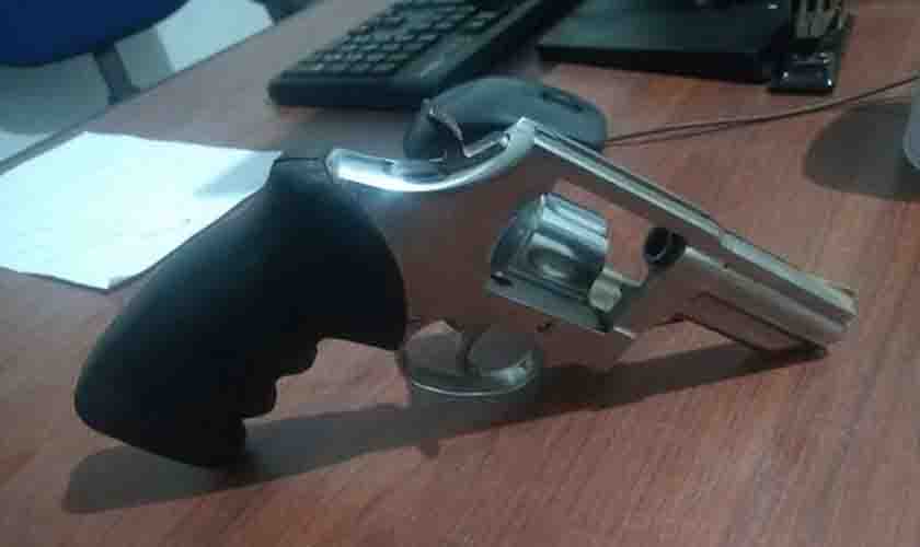 Polícia Militar prende agressor de mulher e apreende um revólver