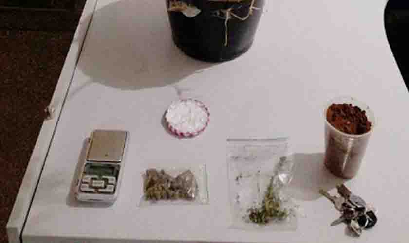 PM conduz suspeito com entorpecentes e pés de maconha em Vilhena