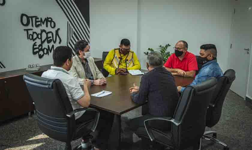 Deputado Jair Montes se reúne com diretor do Detran e representantes dos taxistas e moto taxistas 