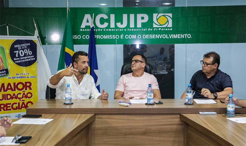 Prefeito anuncia recuperação em 45 dias de ruas cortadas pelo esgotamento sanitário