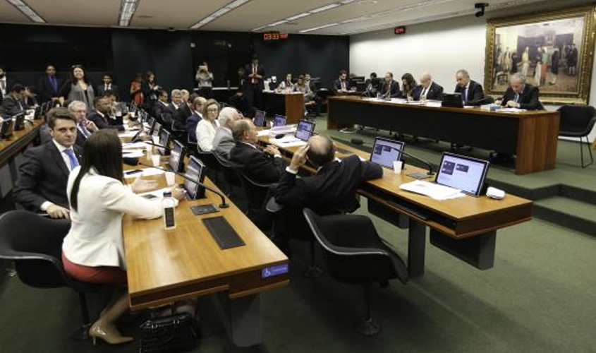 Comissão conclui votação de destaques e reforma política pode ir a plenário