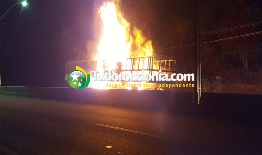 Uma das pistas da BR-364 continua interditada devido ao acidente com o caminhão que pegou fogo