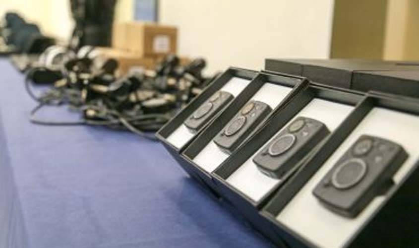 Governo investe em segurança e treina policiais com uso de câmeras durante abordagens