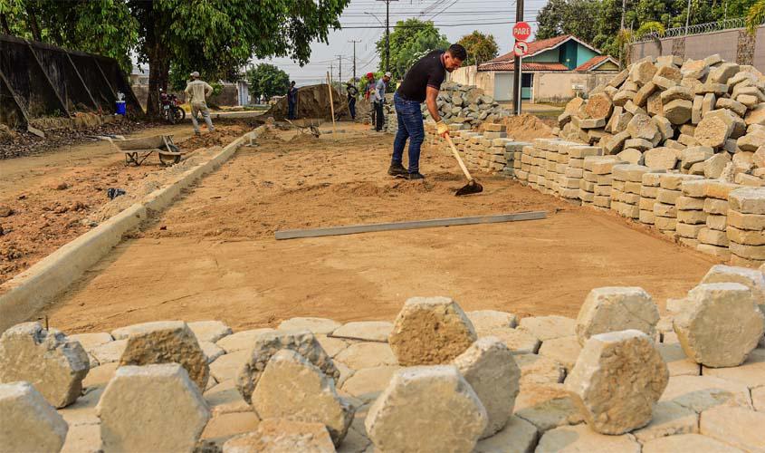 Vias do 2º distrito recebem pavimentação com blocos de concreto