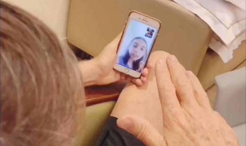 Bolsonaro continua com dieta cremosa, diz boletim médico