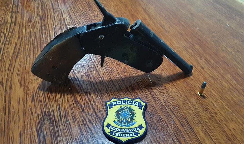 PRF apreende arma de fogo após motorista empreender fuga