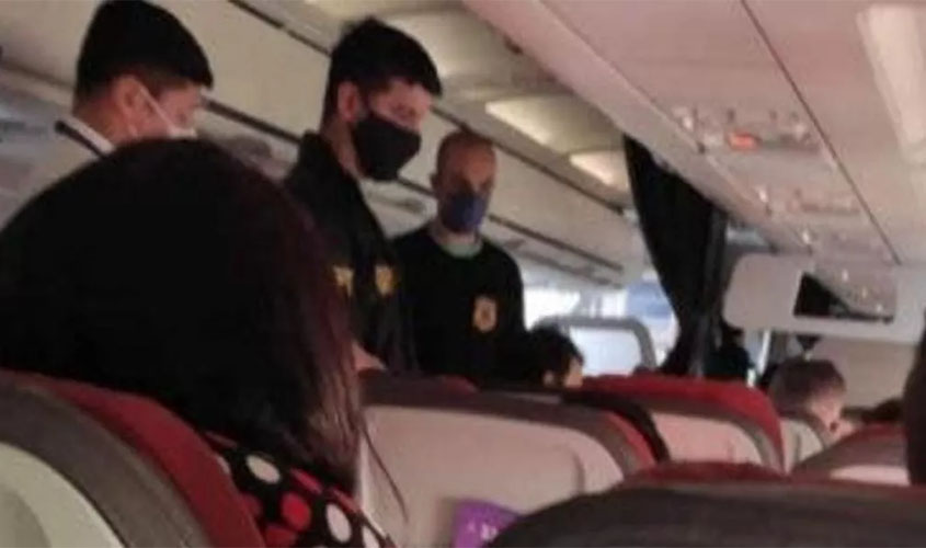 Passageiro é expulso de voo da Latam por homofobia contra comissário