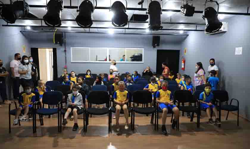 Alunos da escola Voo da Juriti participam de sessão de cinema