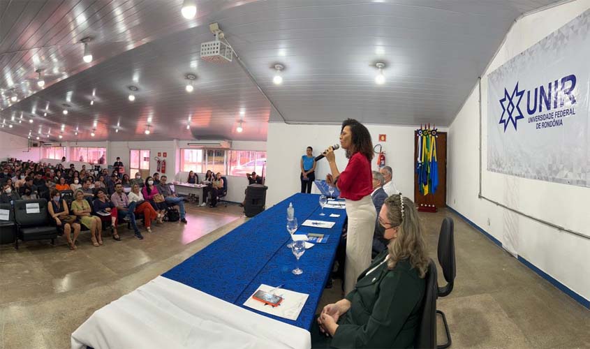 Reitora dá posse e recepciona 65 novos servidores técnicos e docentes