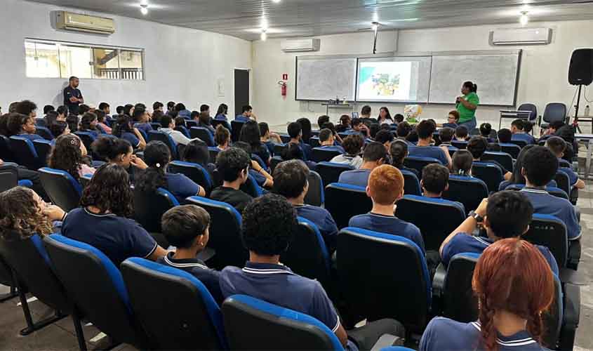 Prefeitura realiza palestra “Cidade Consciente, Cidade Limpa” na Escola José Otino, em Porto Velho
