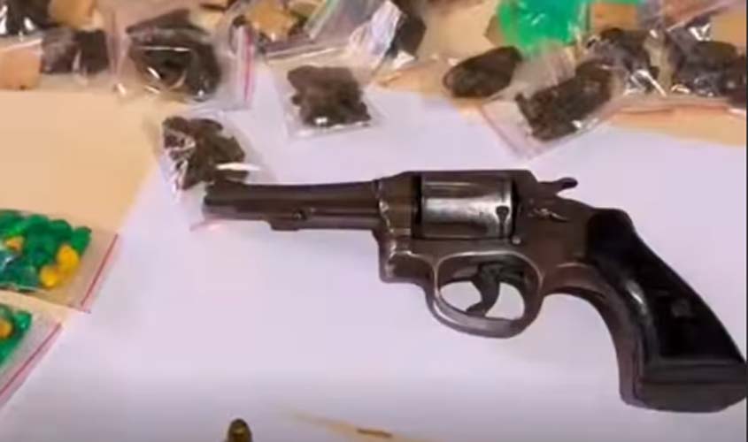 Polícia prende mulher com arma e drogas
