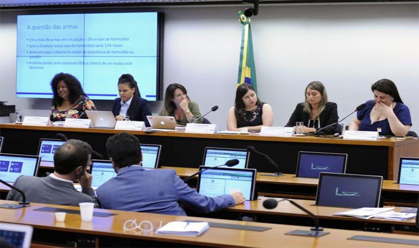 Para especialistas, ampliação do porte de armas de fogo pode aumentar riscos para mulheres