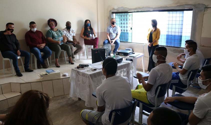 Adolescentes das unidades socioeducativas de Porto Velho participam de oficina literária
