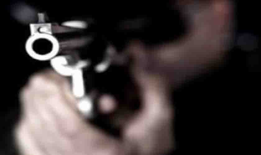 Dois assaltantes rendem condutor e roubam motocicleta