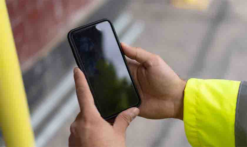 Mantida indenização a técnico de manutenção dispensado por telefone