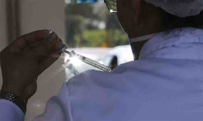 Covid-19: cai de 12 para 8 semanas prazo entre as doses da AstraZeneca