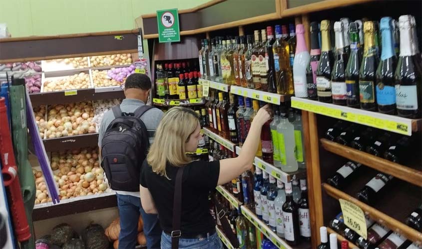 Vigilância Sanitária reforça fiscalização na venda de bebidas