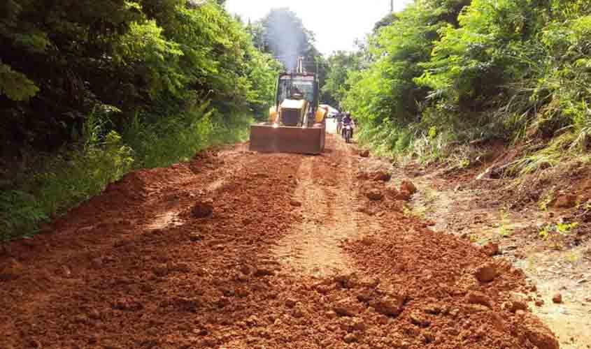 Prefeitura continua trabalhando na Estrada do Belmont