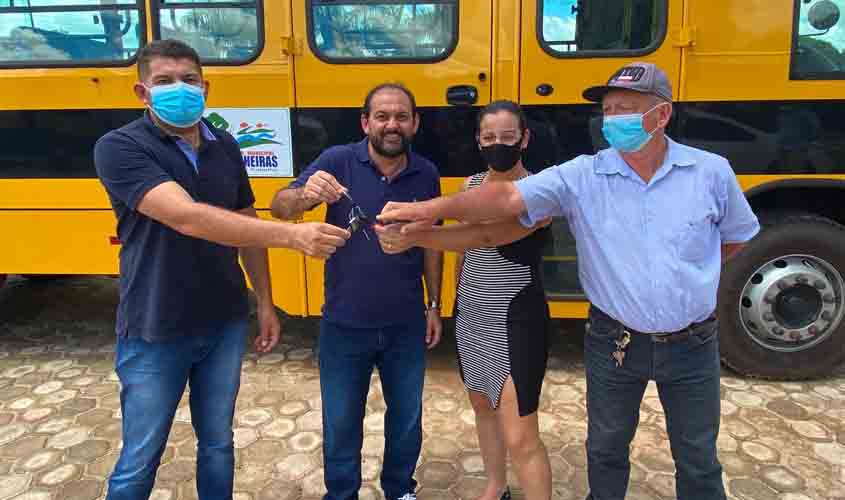 Presidente Laerte Gomes entrega ônibus escolar para o município de Castanheiras