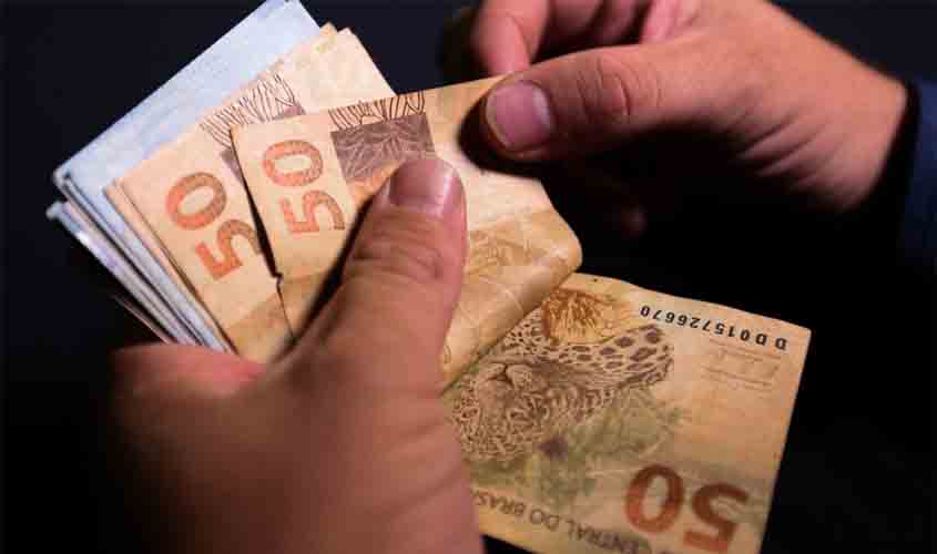 Governo aumenta para R$ 1.088 previsão para mínimo em 2021