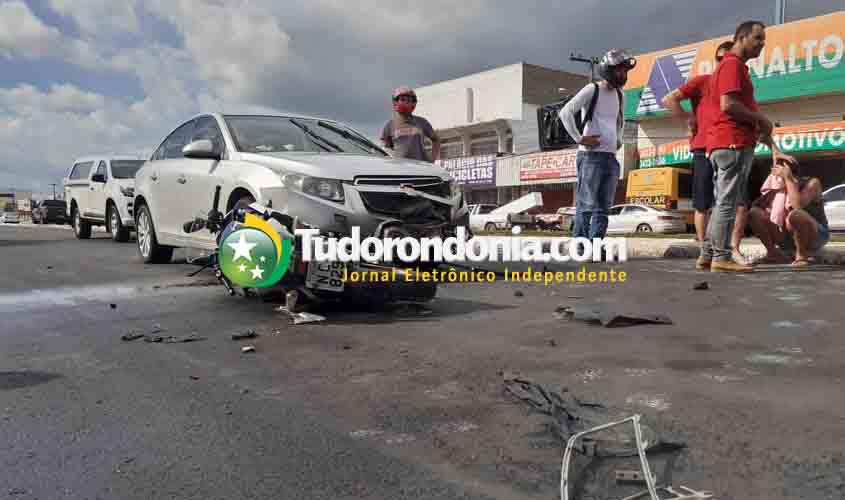 Motociclista morre após perder controle da moto, bater frente com carro e ser atropelado por outro