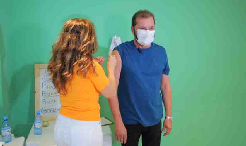 Prefeito toma dose de reforço e faz apelo à população de Porto Velho