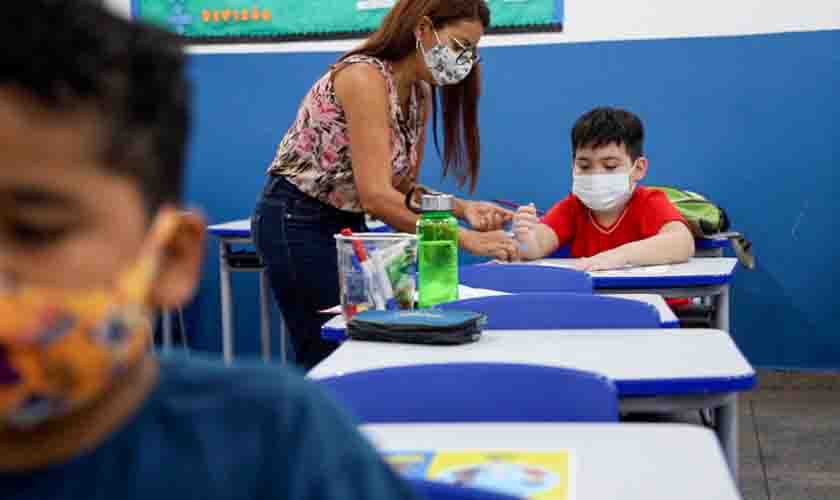 Alunos da Escola Antônio Ferreira participam de noite de autógrafos em Porto Velho