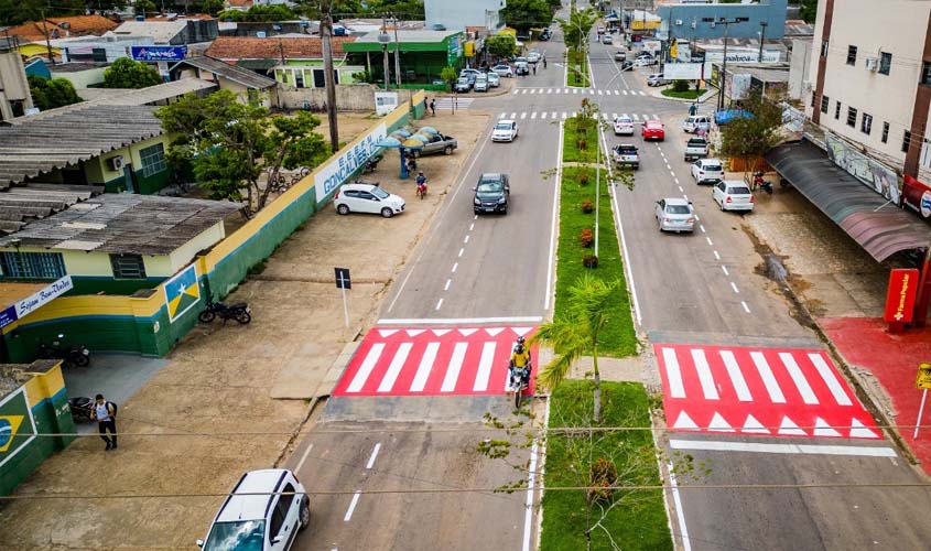 AMT inicia sinalização em faixas de pedestres elevadas