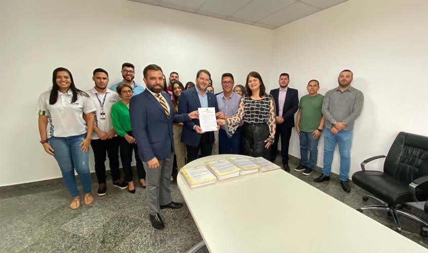 Presidente Alex Redano recebe relatório da Corregedoria, em ação que restituiu R$ 188 mil aos cofres da União
