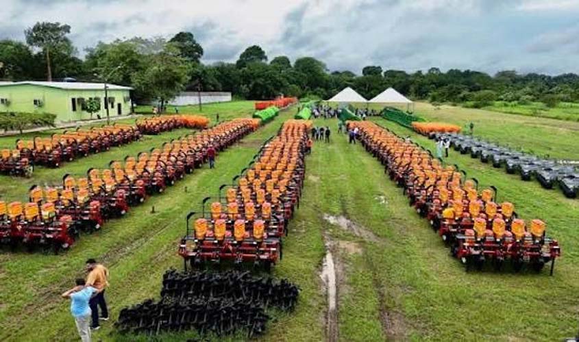 Mosquini entrega implementos em municípios