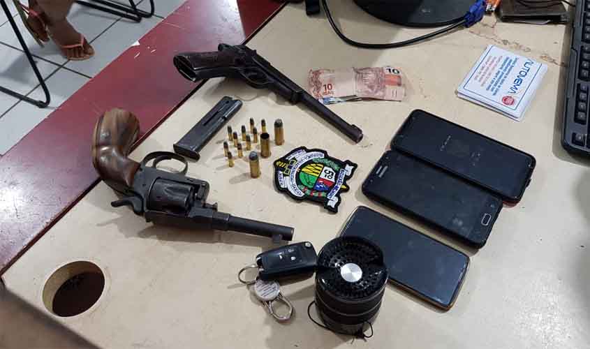 Jovens fazem família refém durante roubo e na fuga roubam carro e acabam presos com duas armas