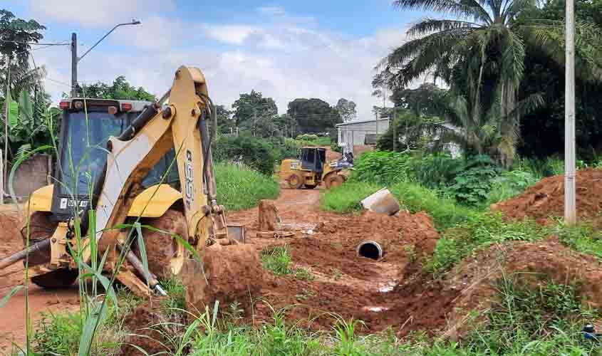 Prefeitura trabalha na manutenção e ampliação de drenagem na Rua Jorge Amado no setor 7