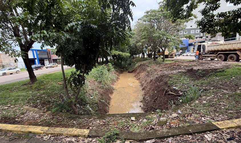 Prefeitura atua no canal da Jorge Teixeira 