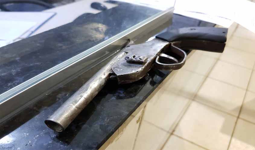 Dupla é presa armada após roubar e agredir mulher grávida na zona leste