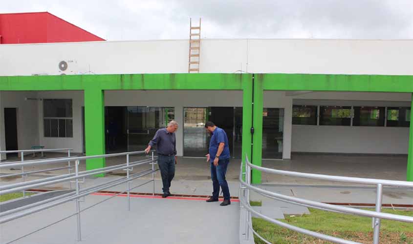 Follador visita o Ifro em Ariquemes e reafirma compromisso em garantir transporte escolar