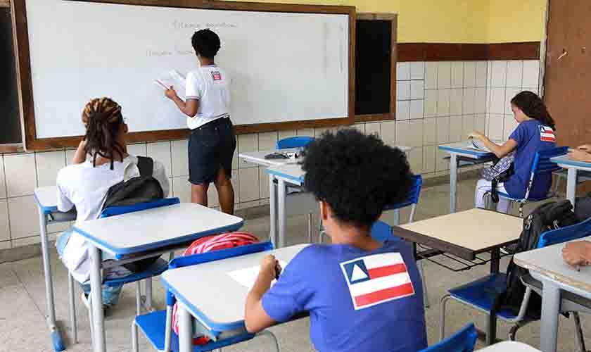 Comissão de Educação analisa projeto que garante meia-entrada a professores
