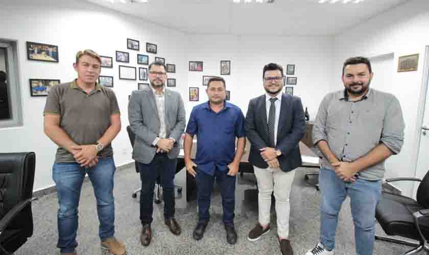 Deputado Marcelo Cruz recebe vereadores do interior do estado