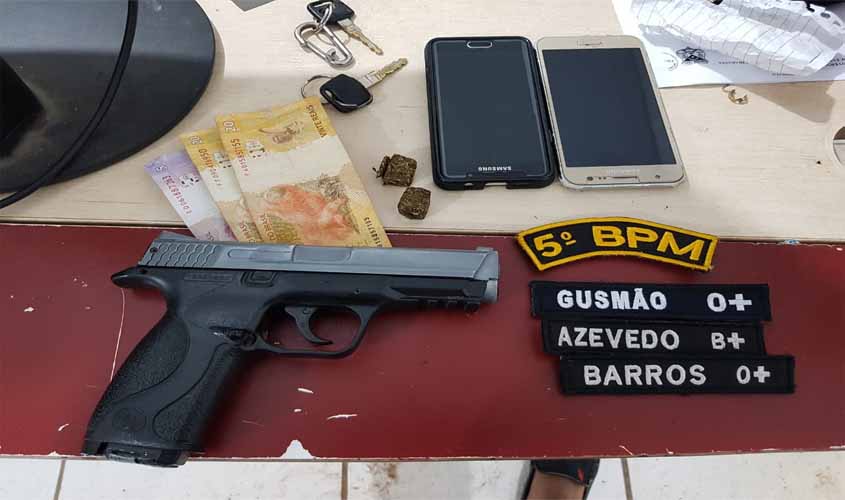 Jovens suspeitos de roubos de motos são detidos com droga e simulacro de pistola