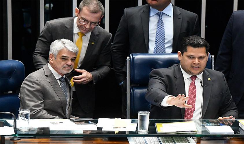 Senadores condenam apoio de Bolsonaro a manifestações em meio a coronavírus